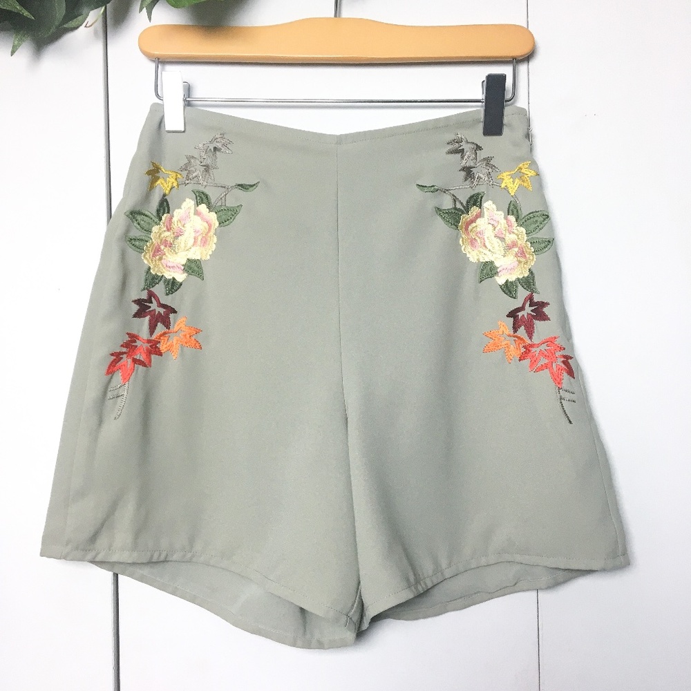 NWT🌟 TOPSHOP Mint Olive Floral Embroidered Shorts